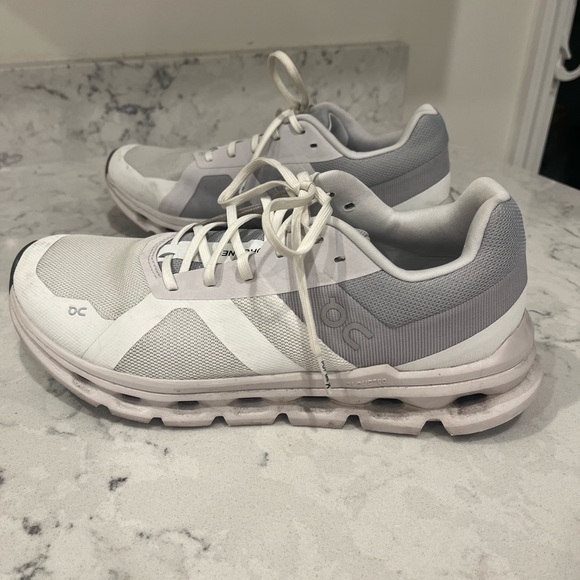 On cloud cloudrunnner shoes - Picture 3 of 10